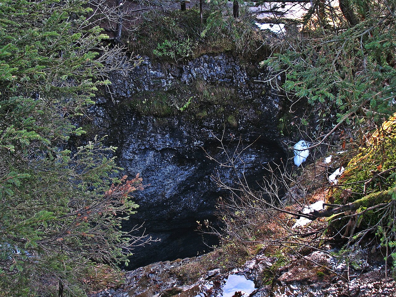 Bergseitiger Blick in den Eingangsschacht des Hölloch