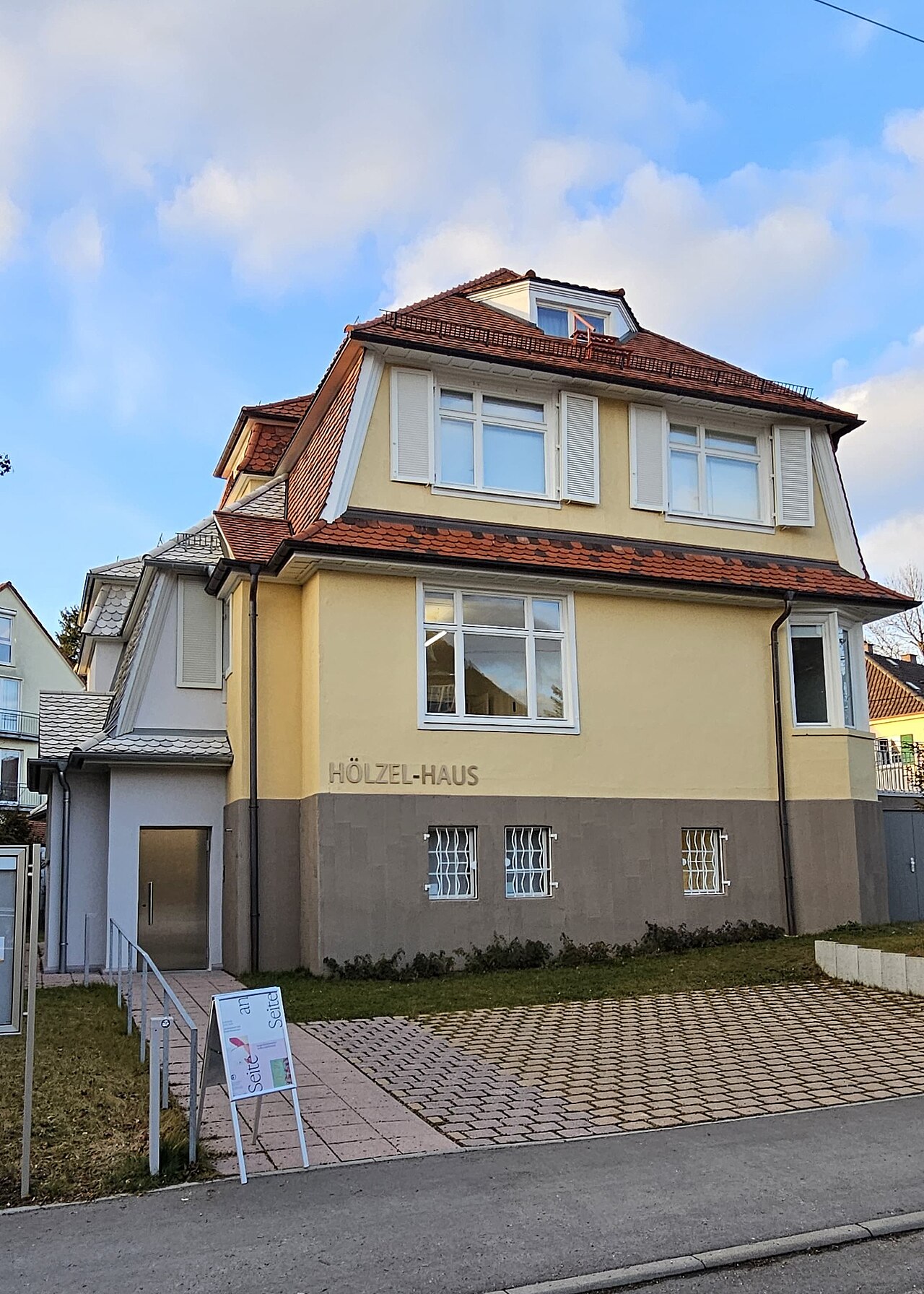 Adolf Hölzel Haus in Stuttgart-Degerloch