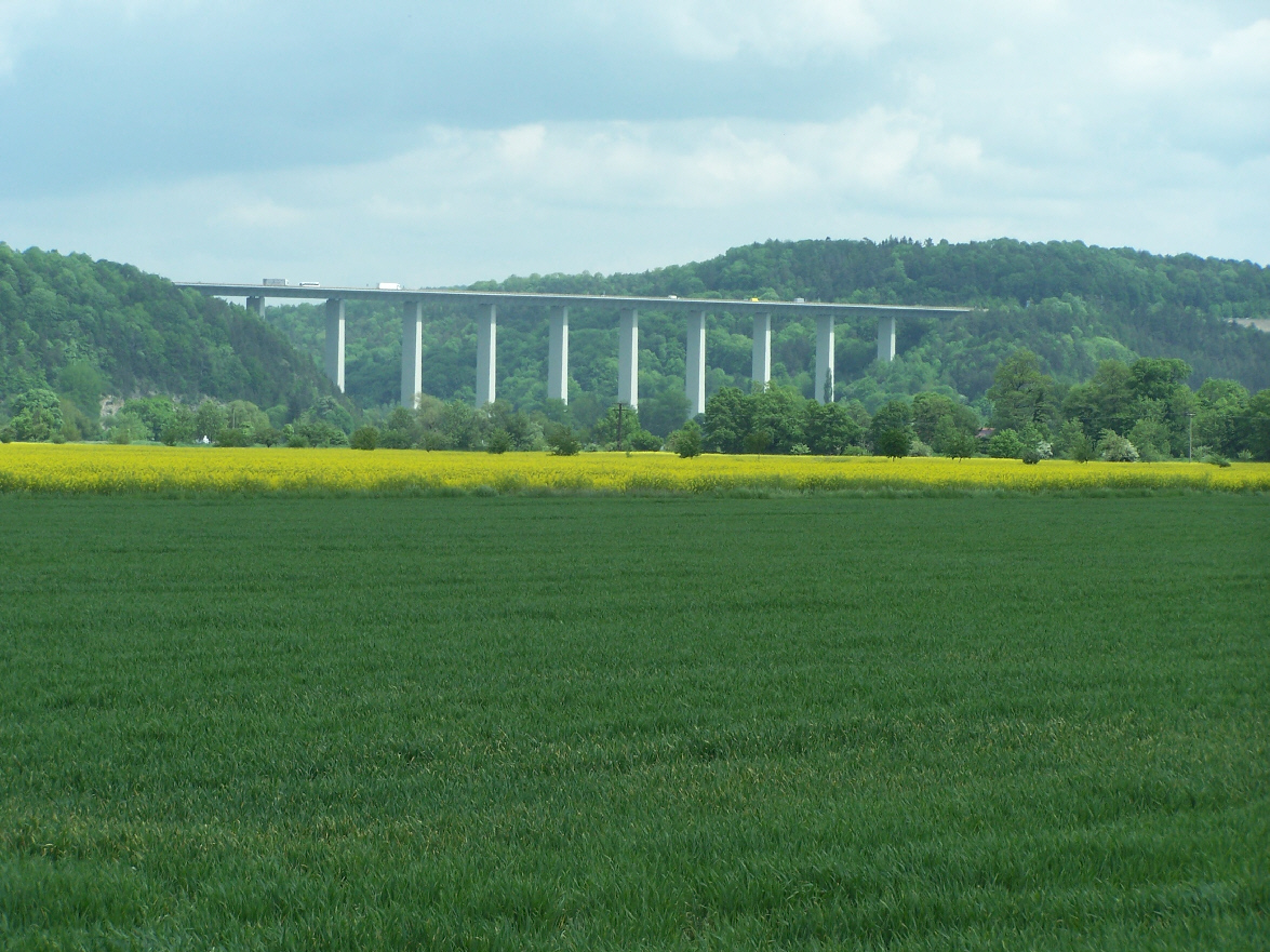 Blick von Wartha auf die Werratalbrücke der Bundesautobahn 4 bei Hörschel (rechts der Hörschelberg)