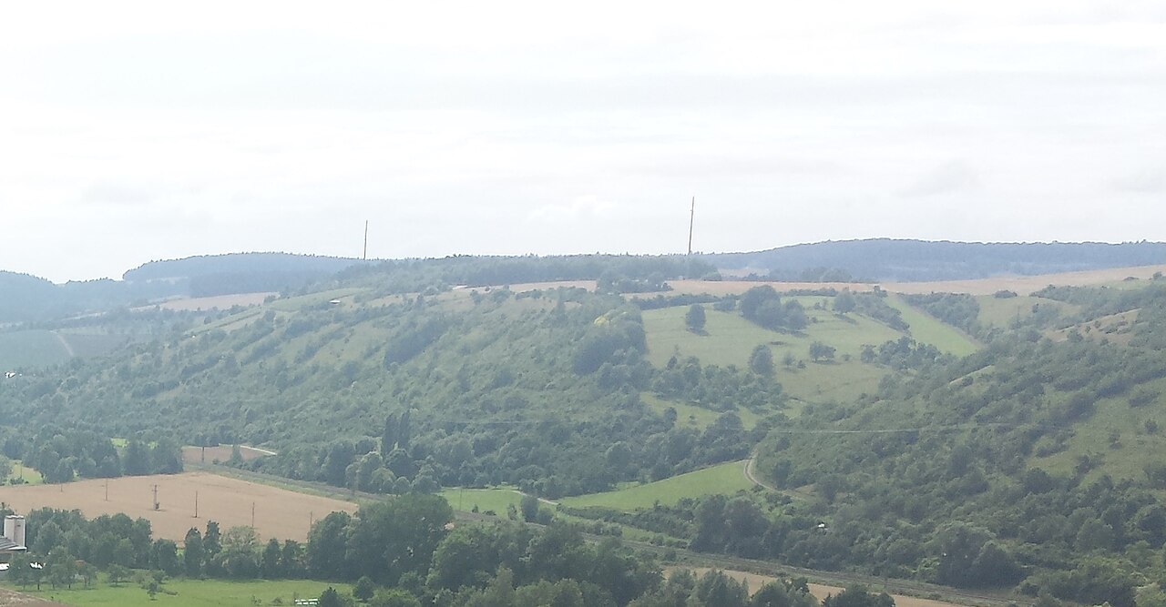 Blick über Sachsenflur zum Naturschutzgebiet Hohenberg