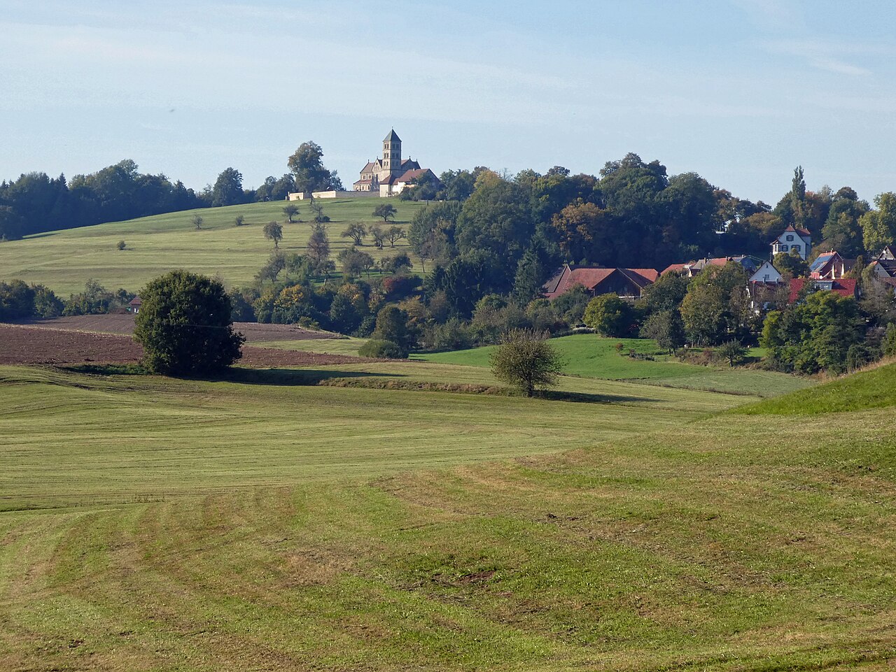 Blick nach Nordwesten auf den 568,9 m hohen Hohenberg mit der Jakobuskirche auf dem Gipfelplateau
