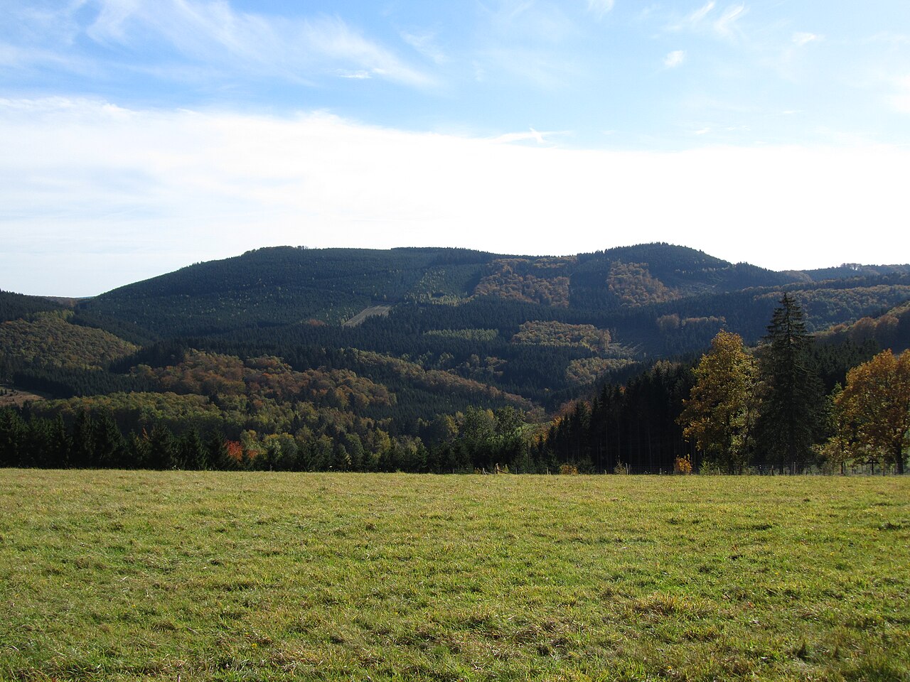 Der Himberg (688 m) in den Saalhauser Bergen im Sauerland von Norden, rechts der Hohe Lehnberg (667 m)