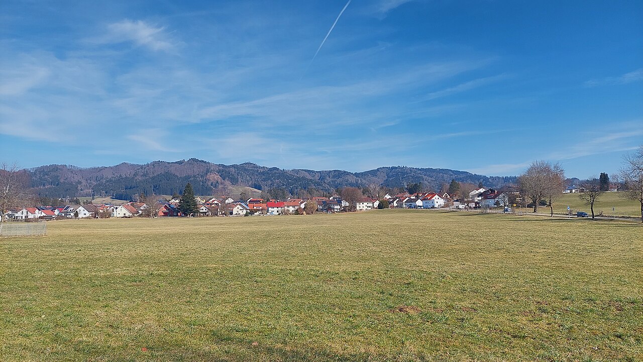 Kleinhaslach and in the background Hohkopf and Ochsenkapf of Adelegg, view from west