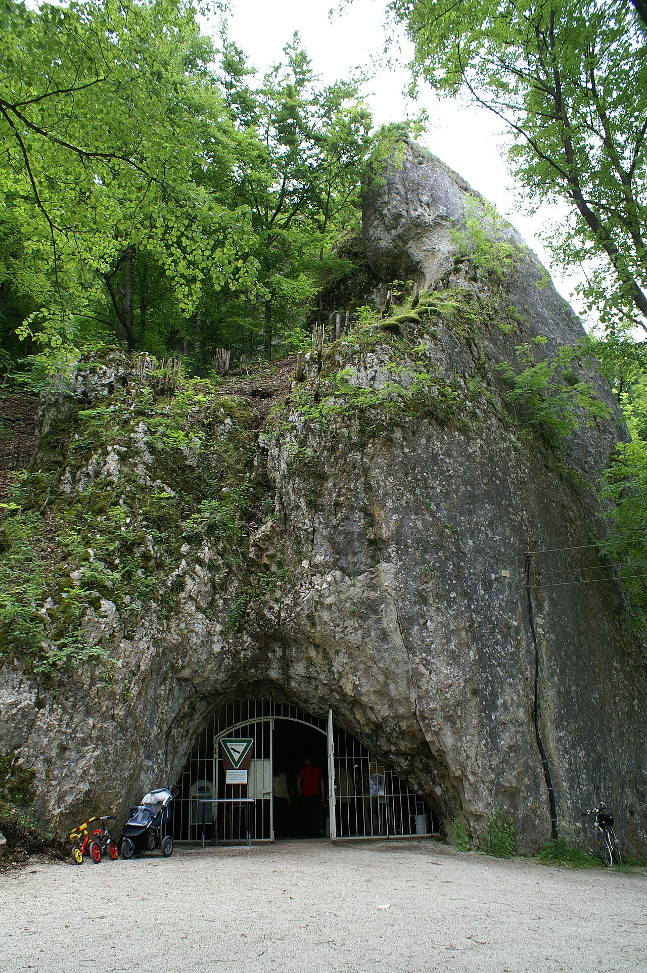 The hollow rock near Schelklingen in the Alb-Danube district is a sponge pest of the White Jura