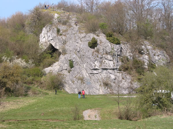 Gesamtansicht der Kulturhöhle „Hohler Stein“ im Lörmecketal bei Rüthen-Kallenhardt
