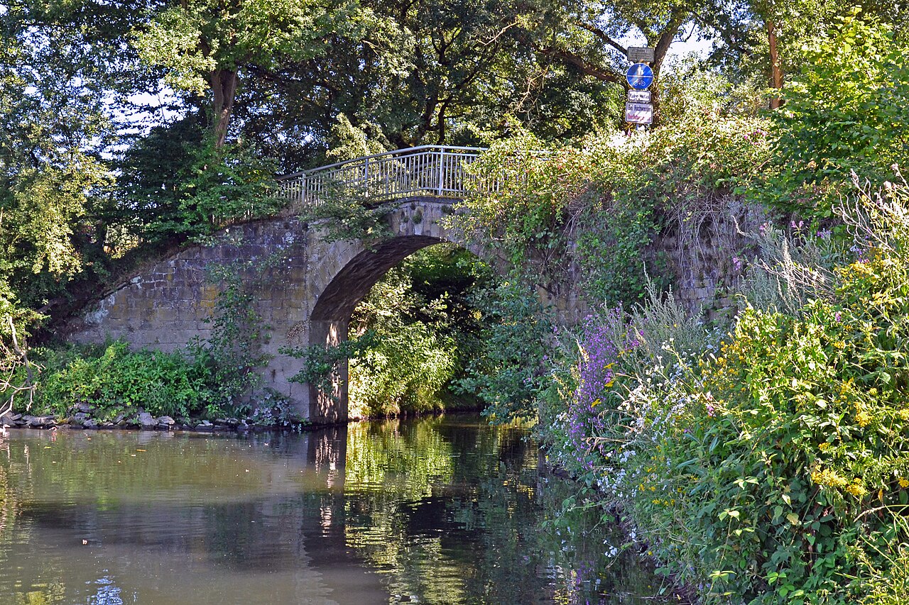Brücke am Hafen Holtey an der Ruhr in Essen