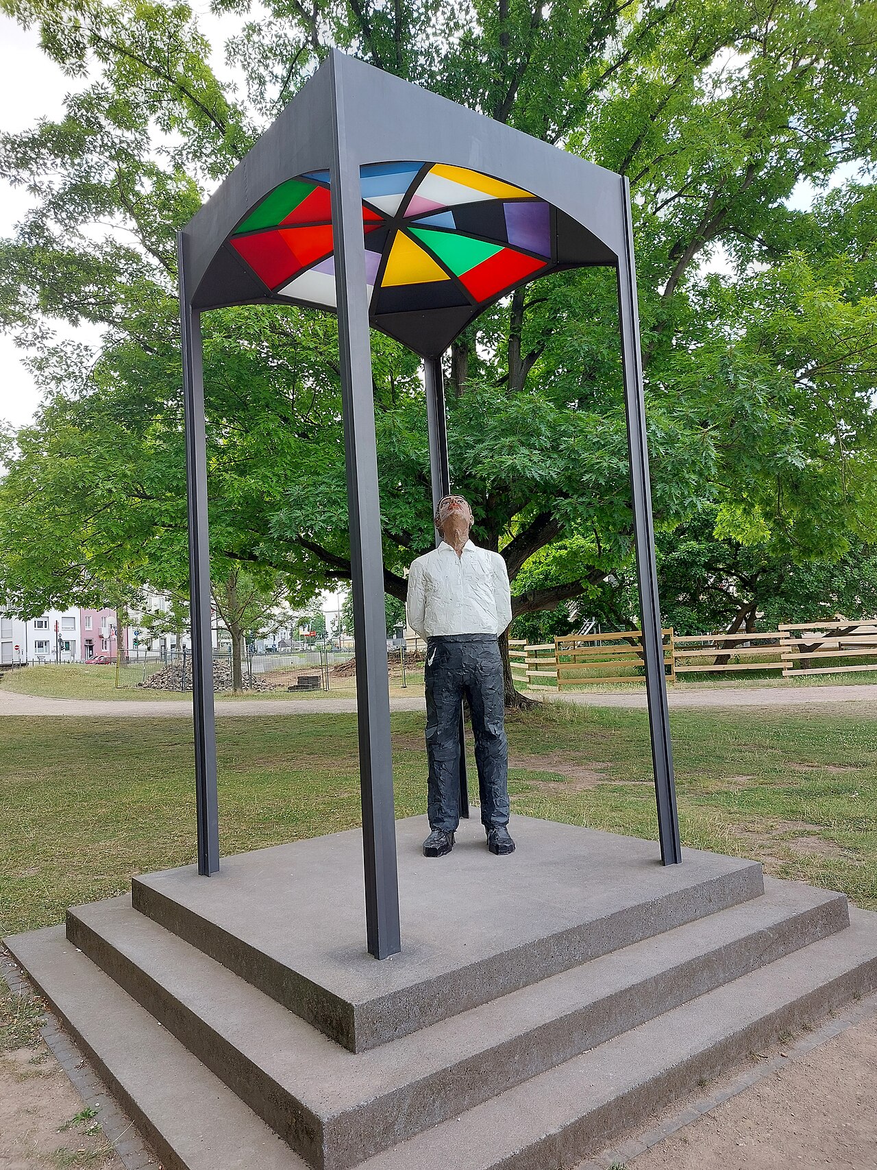 This sculpture is a contemporary monument to the expressionist painter August Macke made by Stephan Balkenhol