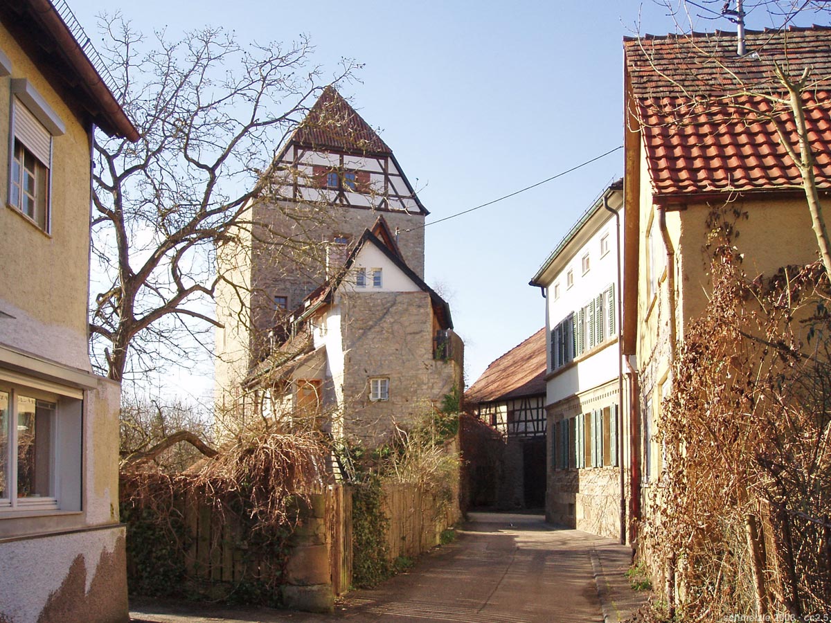 Burg Horkheim, Blick von der Schlossgasse in den Innenhof