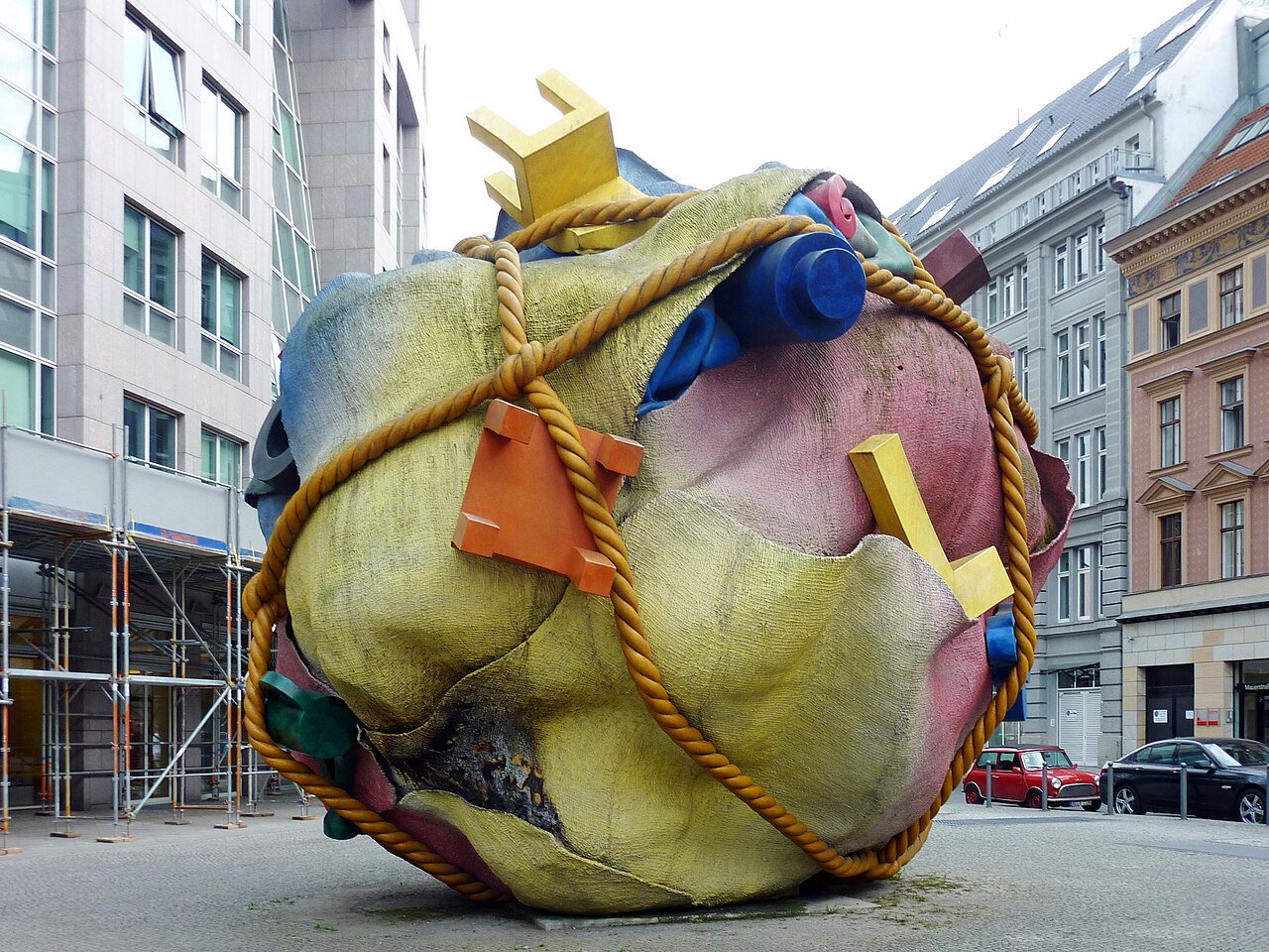 Skulptur 'Houseball' von Claes Oldenburg und Coosje van Bruggen auf dem Bethlehemkirchplatz in Berlin-Mitte