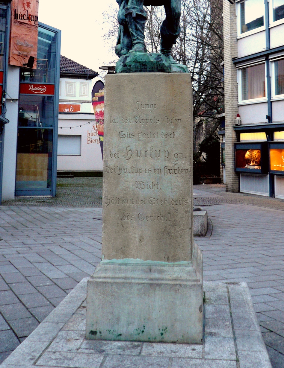 Hildesheim , Hoher Weg, pedestal of the „ Huckup “ statue ( lit