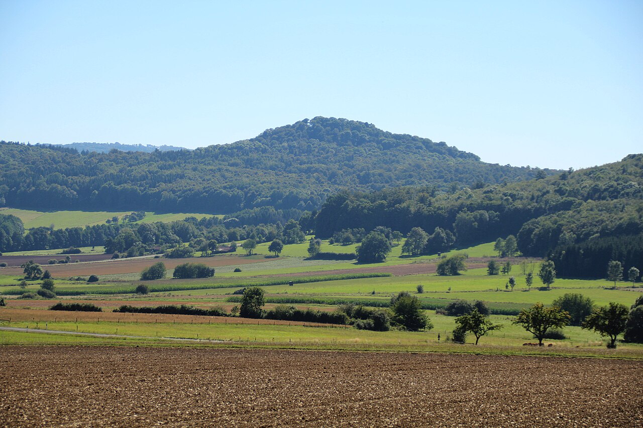 Blick vom Bereich um den Gehilfersberg südwestwärts zum Hübelsberg, Hessisches Kegelspiel, Rhön