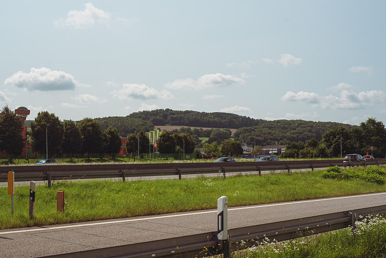 Blick über die Bundeautobahn 620 zu dem Hühnerscheen Berg
