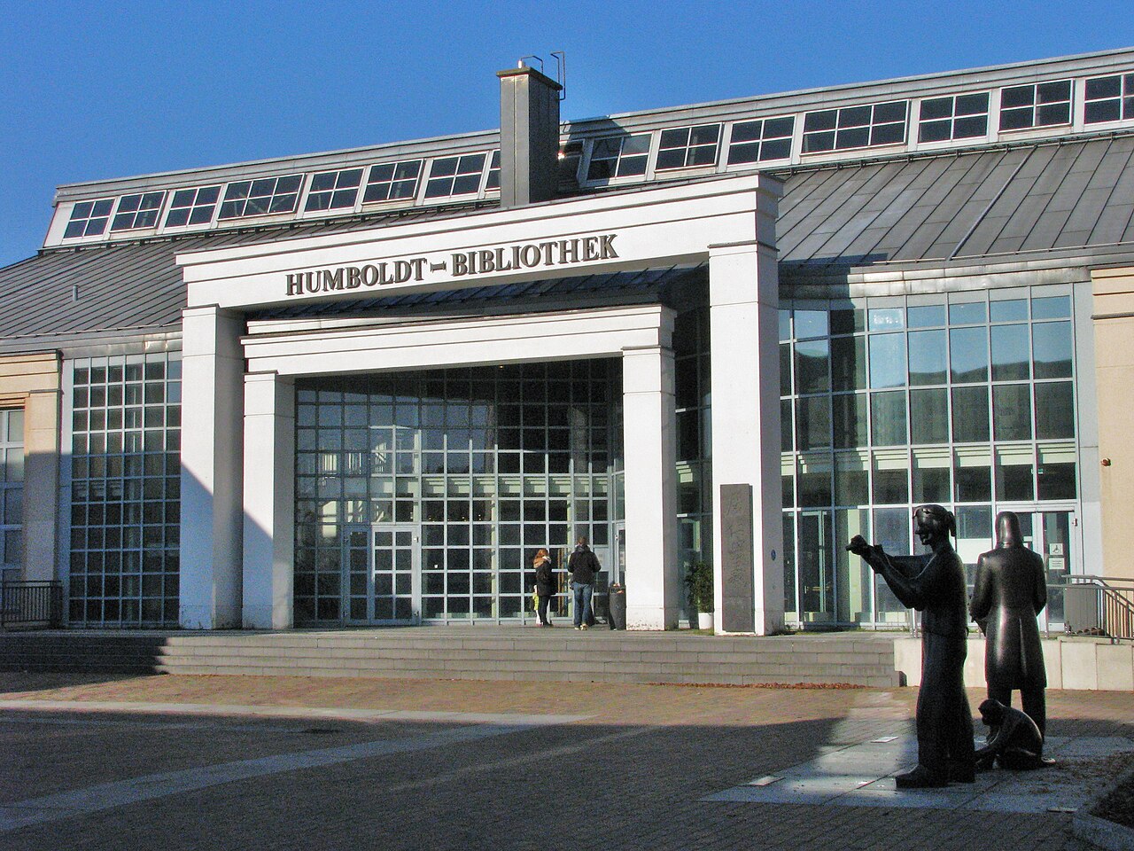 Humboldt-Bibliothek Eingangsbereich mit Denkmal der Gebrüder Humboldt im Vordergrund rechts