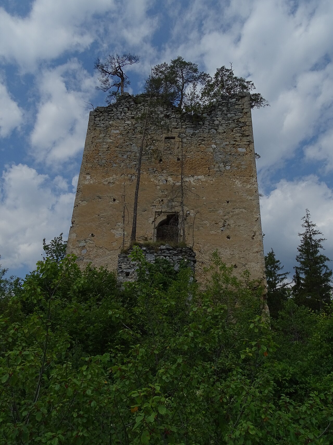 Blick von Süden auf den Wohnturm der als Hungerturm bekannten Burgruine bei Deutschfeistritz