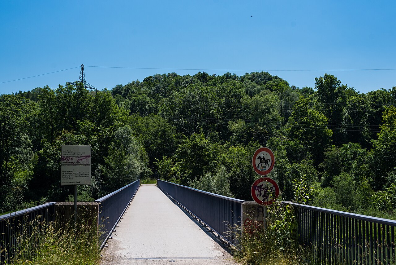 Blick über den Isarsteg Unterföhring zu dem Hypoberg
