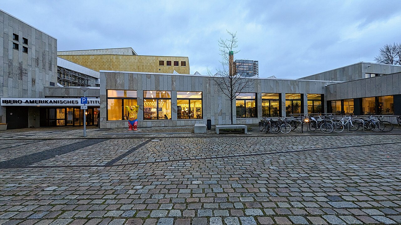 Das Ibero-Amerikanisches Institut am Abend in der Potsdamer Str