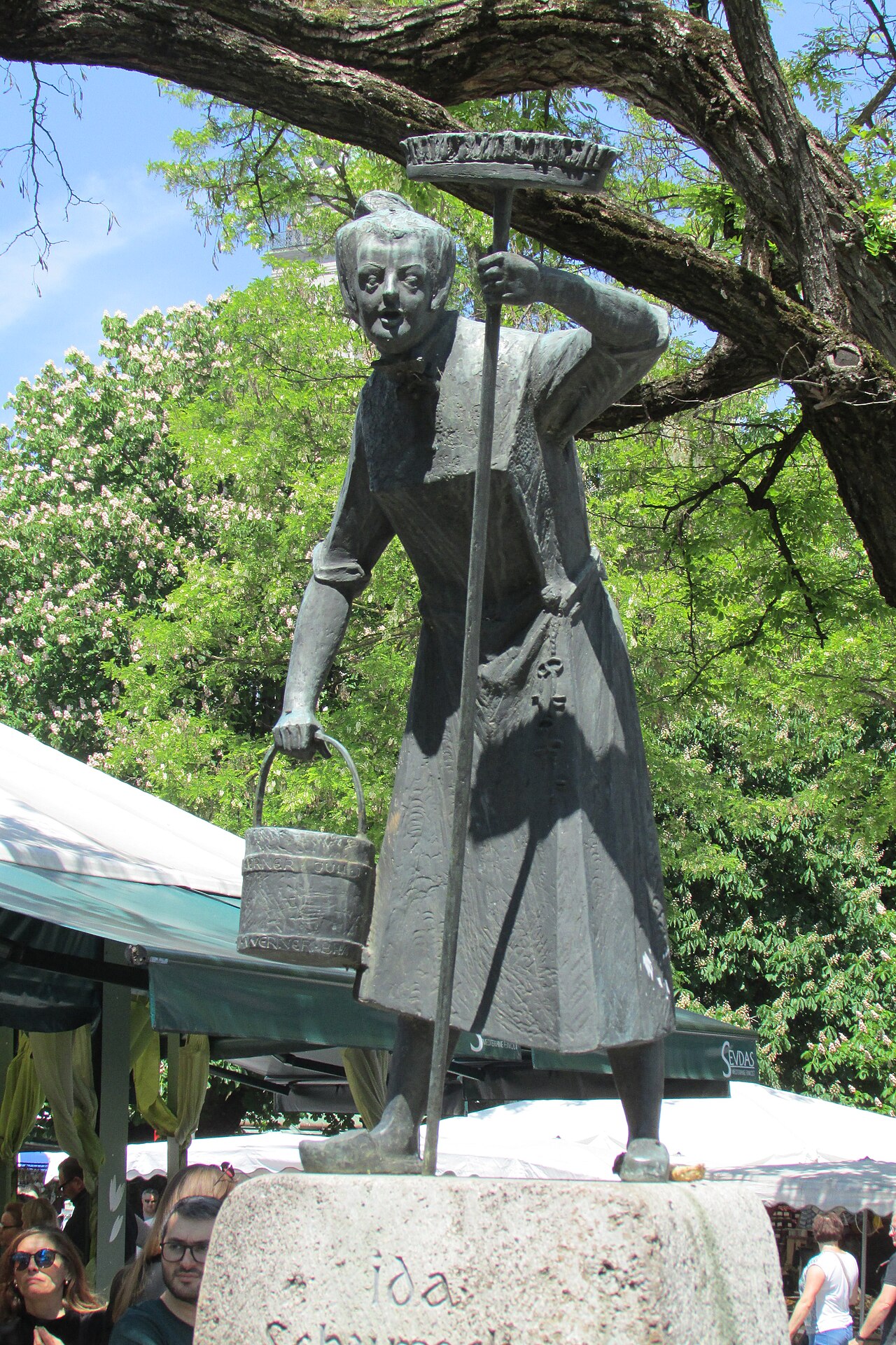 Ida Schumacher fountain monument, created by Marlene Neubauer-Woerner, at Viktualienmarkt