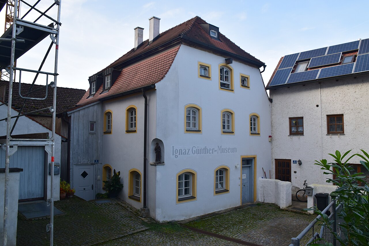 zweigschossiger Massivbau mit Schopfmansarddach, 18