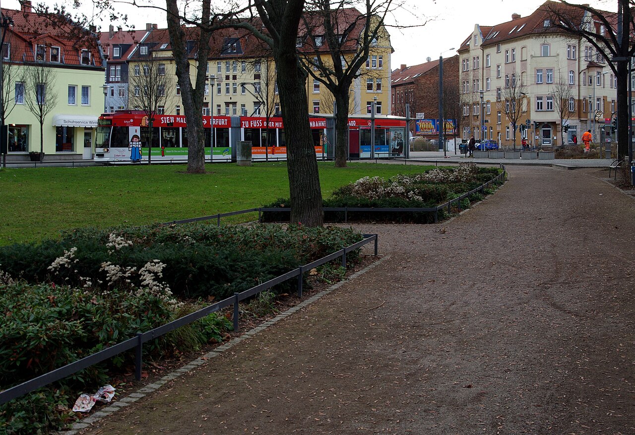 Der Ilversgehofener Platz in Erfurt- Ilversgehofen mit einer Haltestelle der Stadtbahn Erfurt