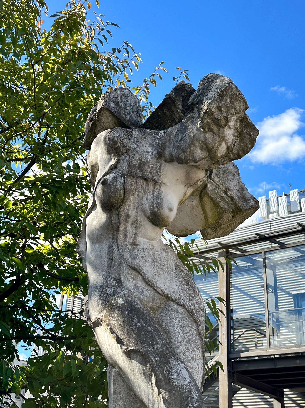 Steingussplastik "Im Schatten meiner Seele" von Michael Schwarze, Alte Räucherei, Schützenstraße 9a, Hamburg-Bahrenfeld