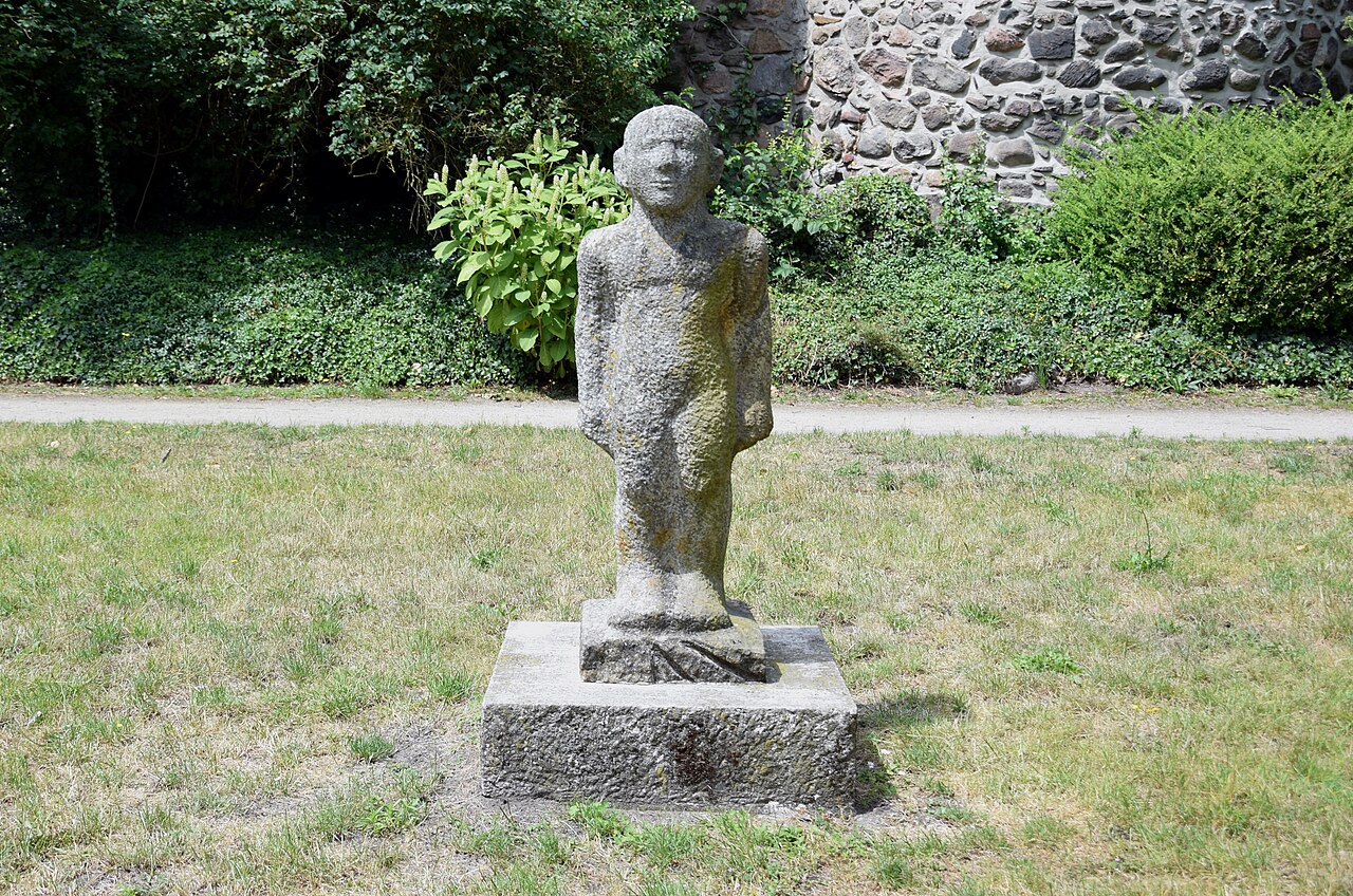 Sculpture "Im Werden" by Emerita Pansowova in the Külz-Park in Bernau bei Berlin, Brandenburg, Deutschland