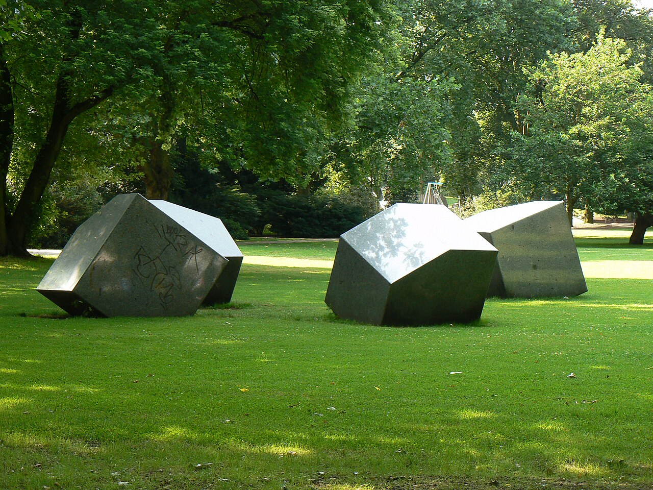 sculpturegroup Skulptur für eine Ebene (1977) by André Volten in Duisburg/Germany
