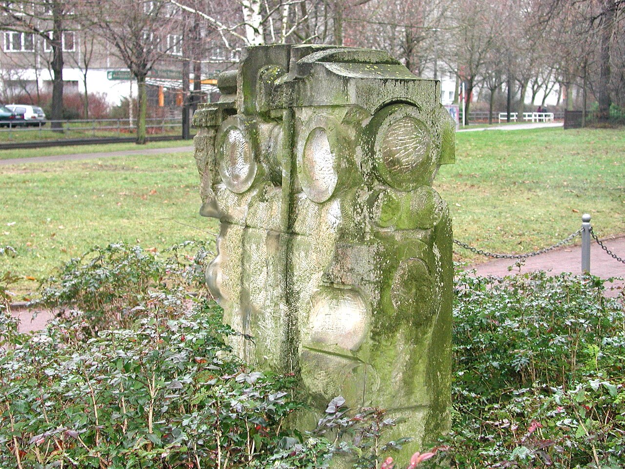 Skulptur "Großstadtpoesie" von Ann Matilainen im Fennpfuhlpark