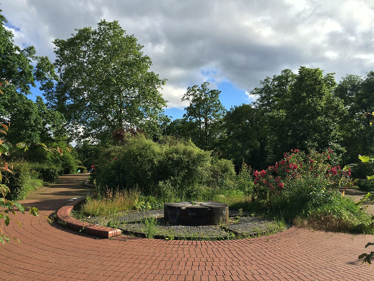 Der Ingelheimer Garten ist eine dreieckige Parkanlage in Darmstadt, die nach der gleichnamigen Stadt benannt ist