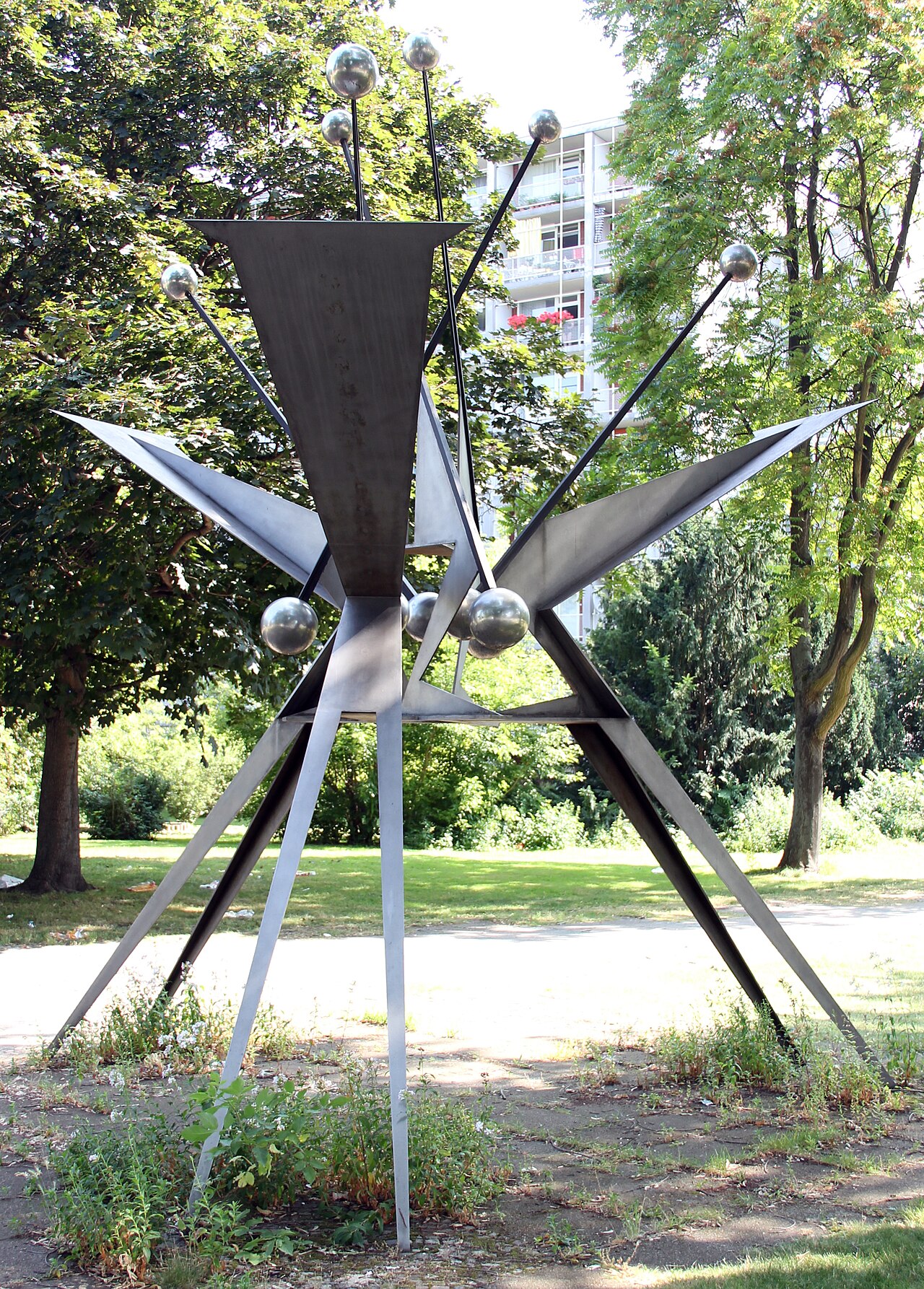 Sculpture, " Interbau-Freiplastik " by Hans Uhlmann , 1957/58, Hansaplatz, Berlin-Hansaviertel , Germany