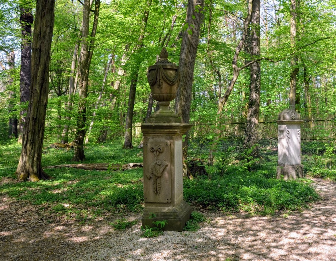 Gedenksteine im Irrhain