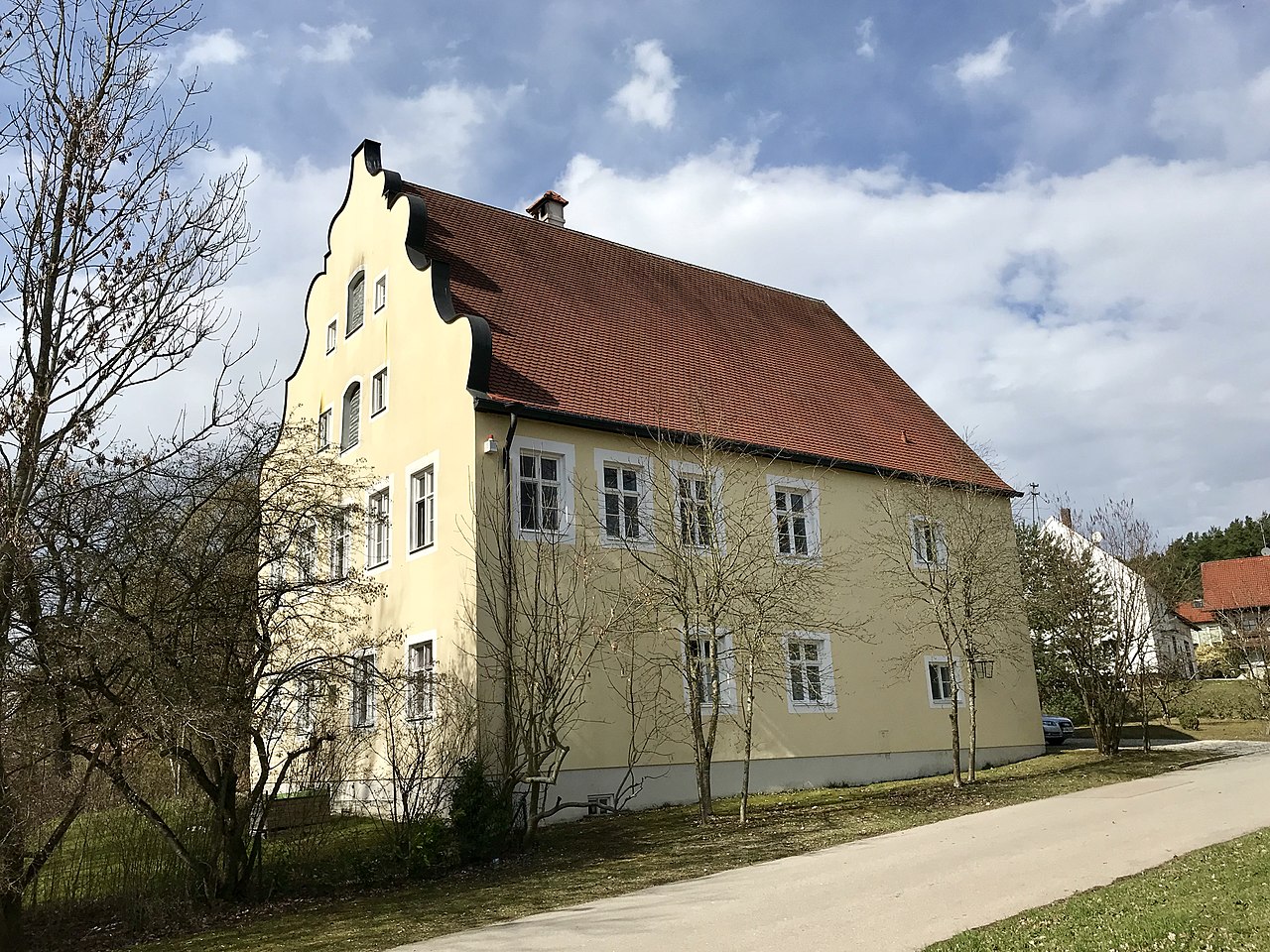 Zweigeschossiger Satteldachbau mit geschweiftem Giebel und zwei Aufzugsluken, 1690–98