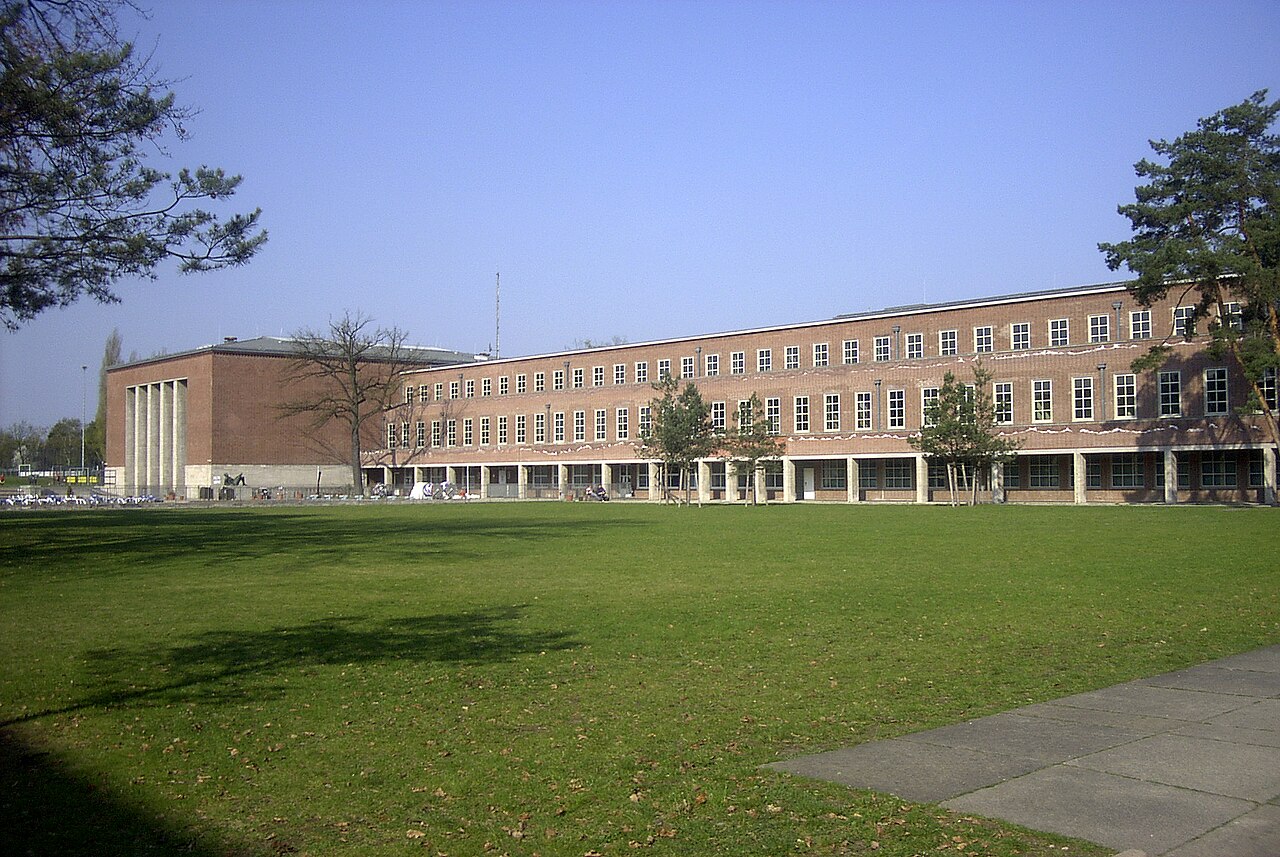 Deutsches Sportforum - Haus des deutschen Sports - Innenhof mit Schwimmbecken