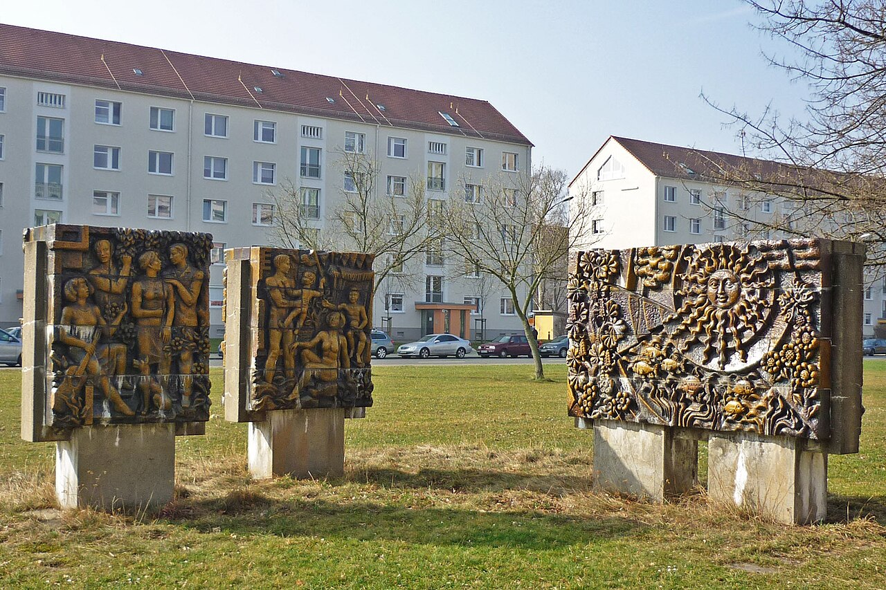 Keramikrelief „Vier Jahreszeiten“ von Egmar Ponndorf (* 1929) in der Striesener Str