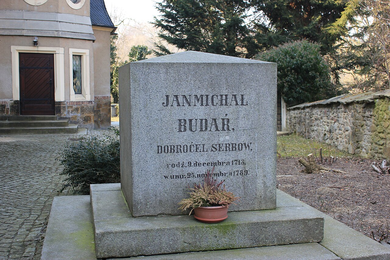 Pomnik za Jana Michała Budarja na starym kěrchowje při Budestečanskej ewangelskej cyrkwi