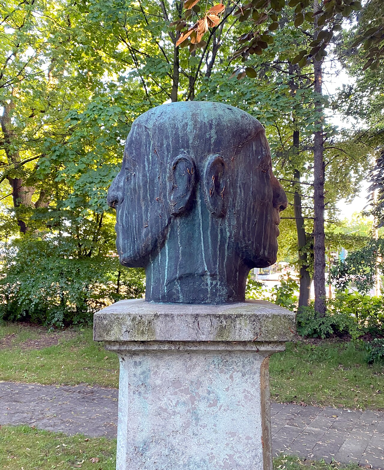 Bronze-Skulptur "Januskopf" (1978) von Ursula von der Schulenburg, Rahlskamp 10, Hamburg-Stellingen