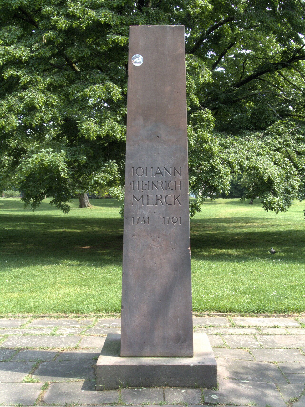 Johann-Heinrich-Merck-Denkmal im Herrengarten in Darmstadt, Vorderseite