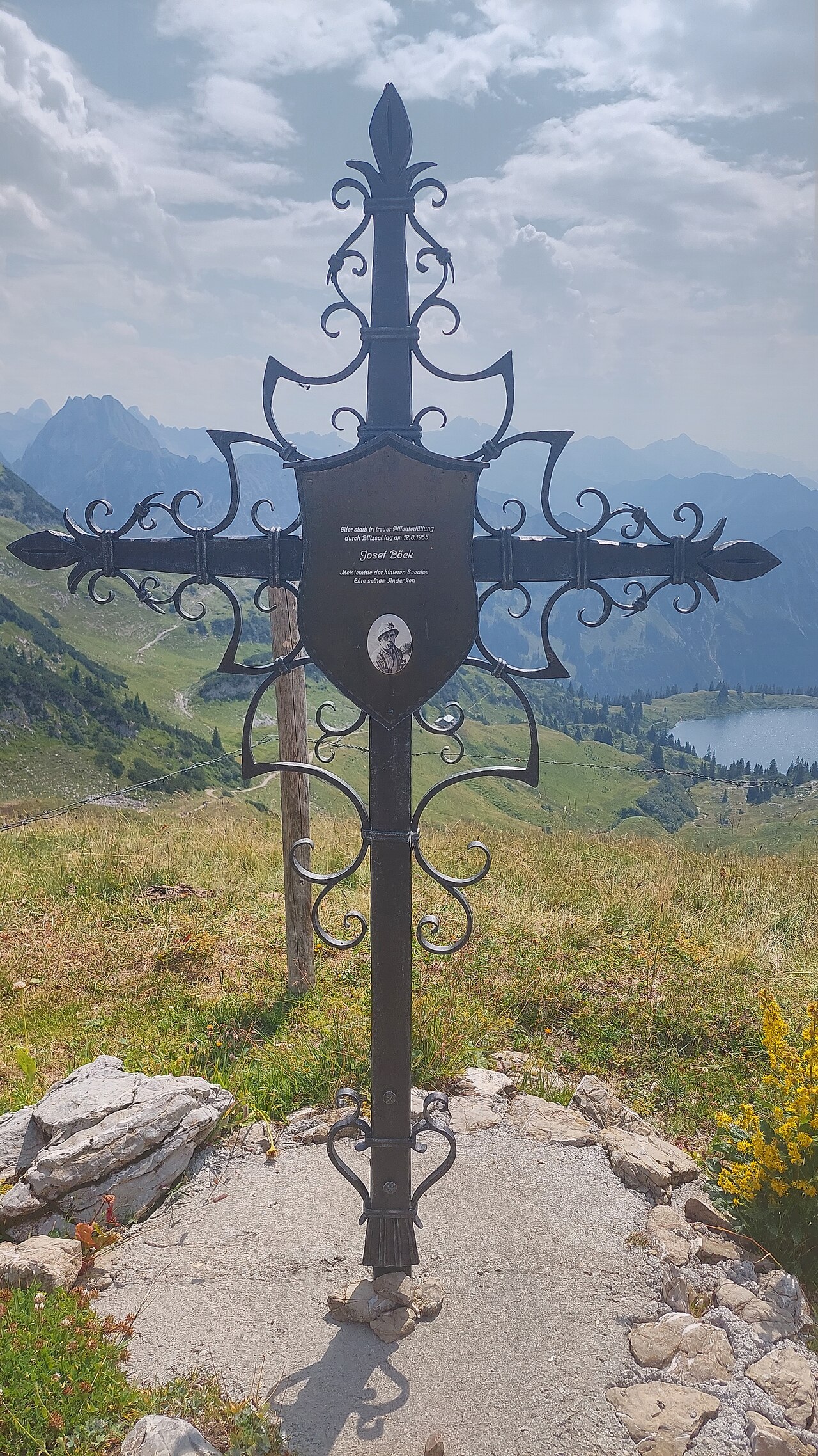 memorial cross for Josef Böck, 120 m east of Zeigersattel in the Allgäu Alps
