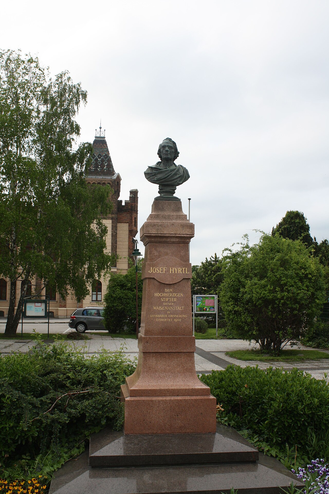 Hyrtldenkmal vor dem Waisenhaus in de:Mödling in Niederösterreich