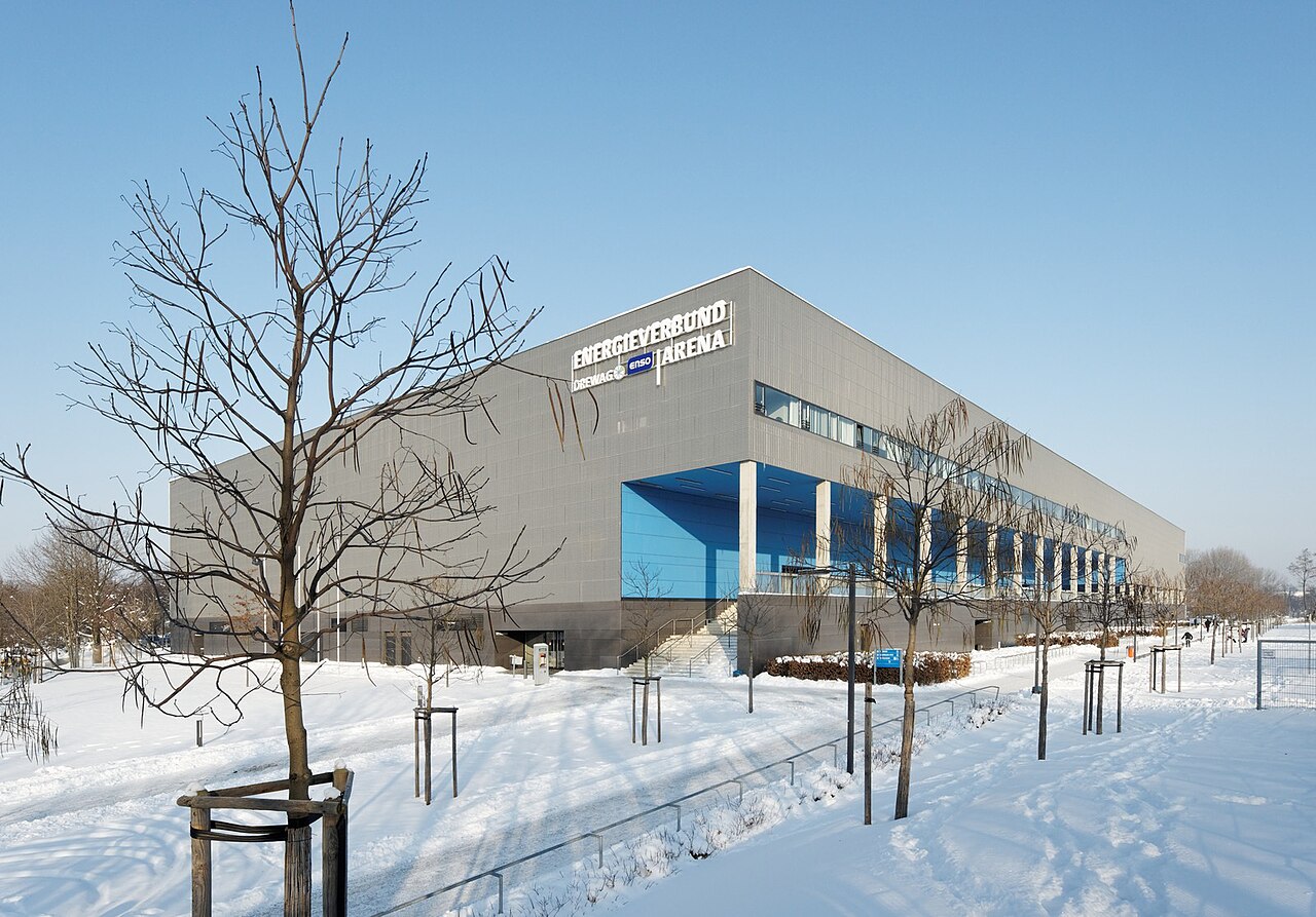 Die EnergieVerbund Arena in winterlicher Kulisse
