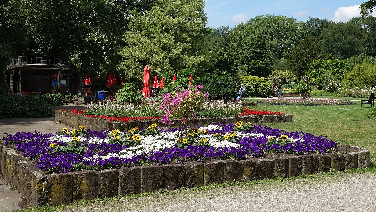 Jubiläumshain in Duisburg-Fahrn: Erfrischungshalle mit Blumenbeeten