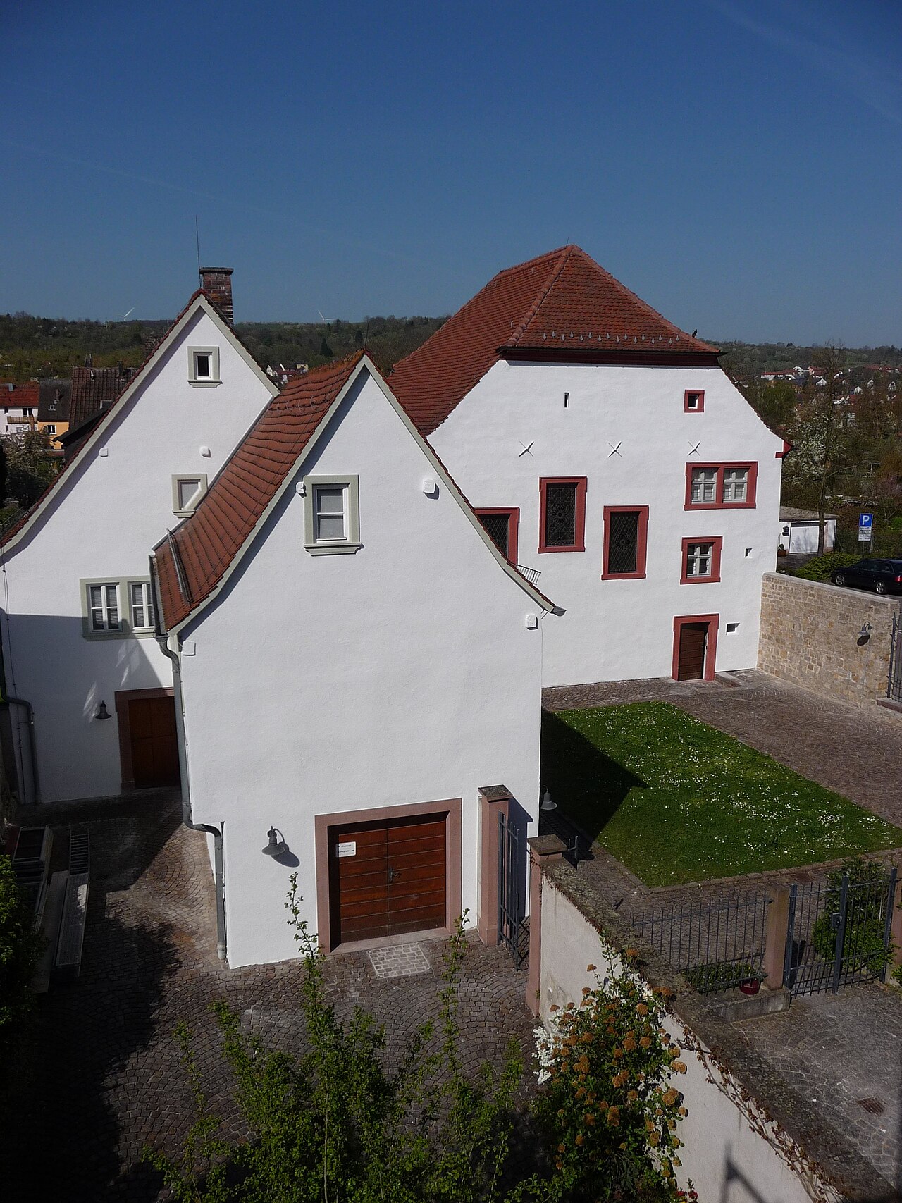 Gesamtansicht mit ehemaligem jüdischem Wohnhaus und Synagoge