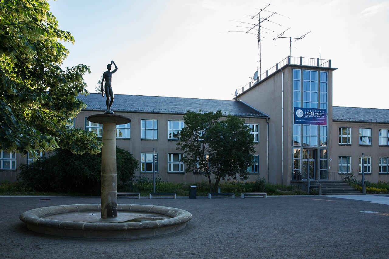 Eingangsbereich Barkhausen-Bau, Brunnenskulptur Jüngling mit Fisch von August Schreitmüller (1953), Dresden 2019