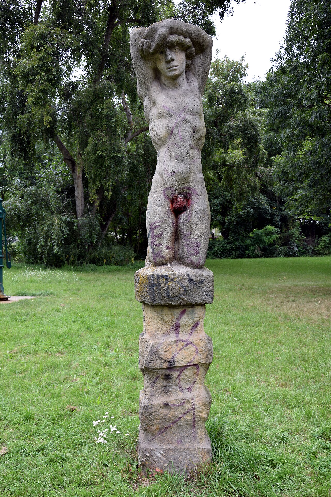 Sculpture group Jugend – Älteres Paar by Ingeborg Hunzinger in Berlin-Marzahn, Germany at the Bäckerpfuhl