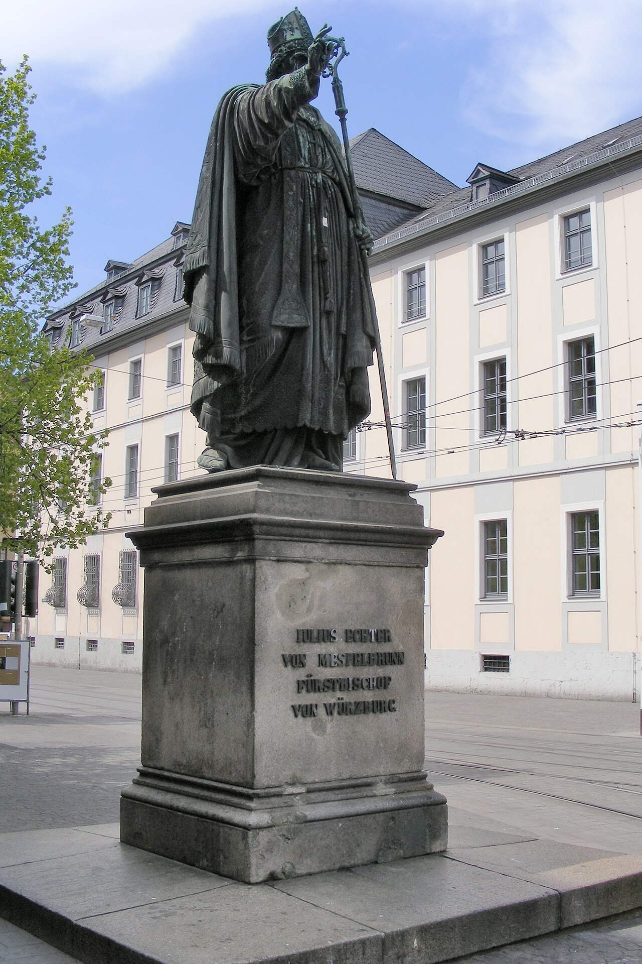 Würzburg - Statue des Julius Echter von Mespelbrunn, Juliuspromenade