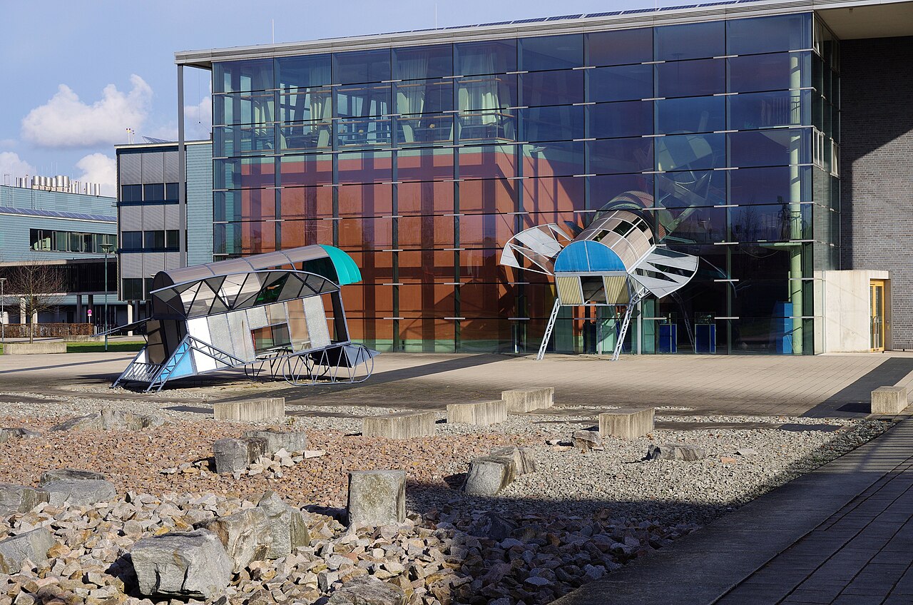Jump and Twist (1999) von Dennis Oppenheim am Neubau der 15