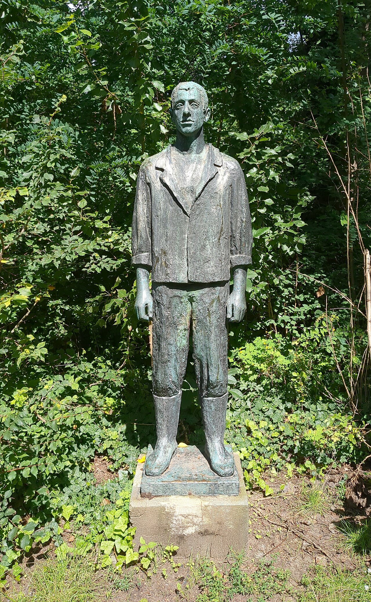 Sculpture Young Worker by Christa Sammler in the Park am Weißen See in Berlin-Weißensee, Germany