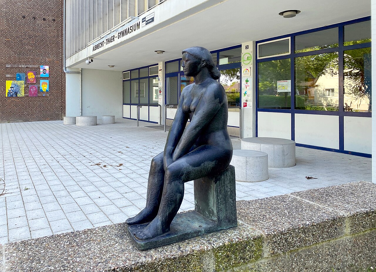 Skulptur "Junges Mädchen" am Eingang des Albrecht-Thaer-Gymnasiums in Hamburg-Stellingen