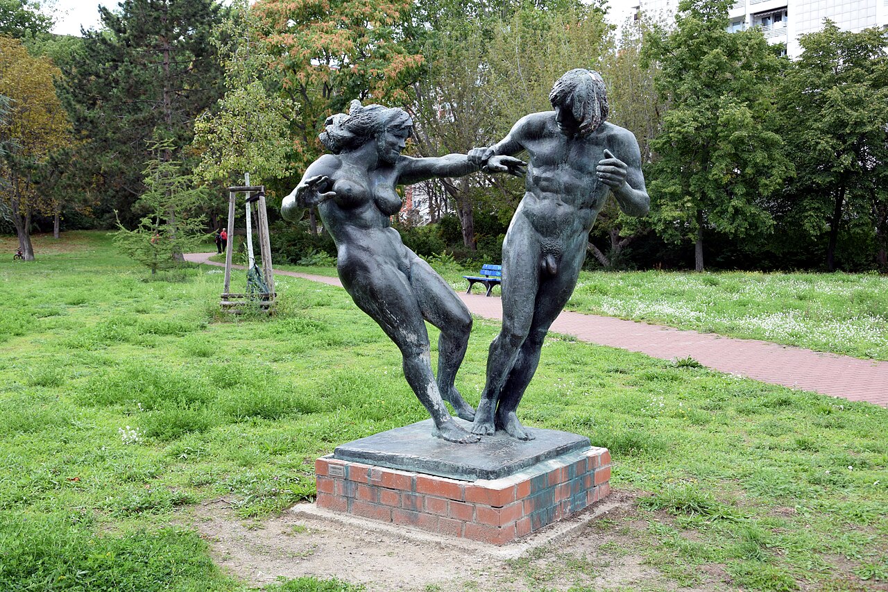 Sculpture "Junges Paar" by Jürgen Raue at Fennpfuhlpark in Berlin-Fennpfuhl, Germany