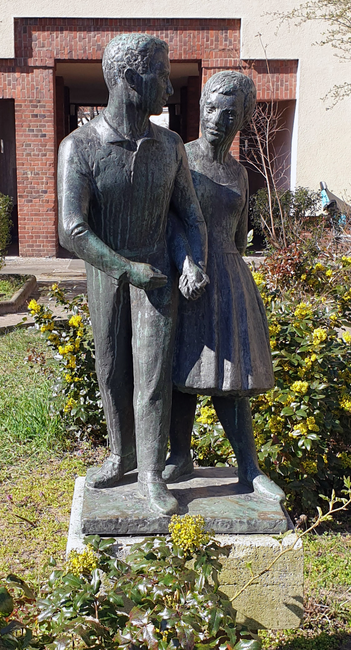 Sculpture," Junges Paar " by Doris Pollatschek , 1957, Allmersweg 13-14, Berlin-Johannisthal , Germany