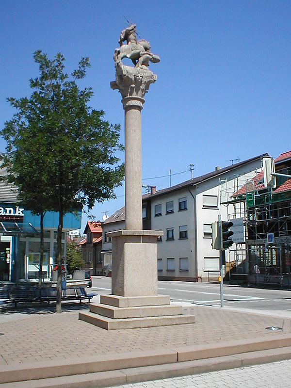 Ortsmitte von Sinsheim-Steinsfurt mit Nachbildung der Jupitergigantensäule